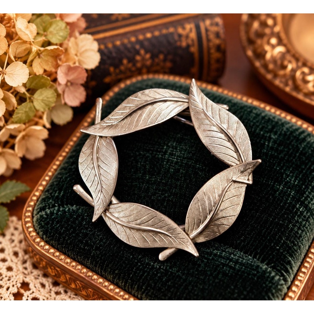 Vintage Silver Tone Leaf Wreath Brooch Textured Botanical Circle Pin Dimensional